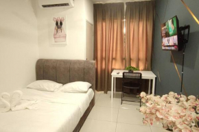 Hzb301-Selfcheck-in-Wi-fi- Netflix- Parking- Pool-2 bedroom- Klia, 7099